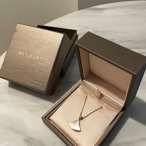 Divas’ Dream Necklace 18K Rose Gold, Mother-Of-Pearl & Diamond Pendant Necklace - Picture 8 of 12